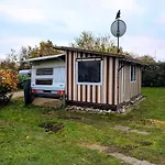 Wohnwagen Mit Feststehendem Vorzelt Фемарн