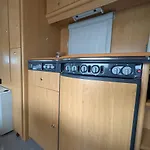 Wohnwagen Mit Feststehendem Vorzelt
