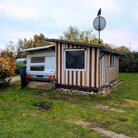 Wohnwagen Mit Feststehendem Vorzelt Fehmarn