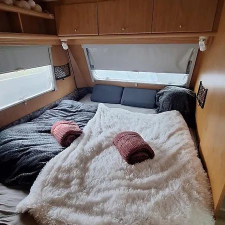 Wohnwagen Mit Feststehendem Vorzelt *