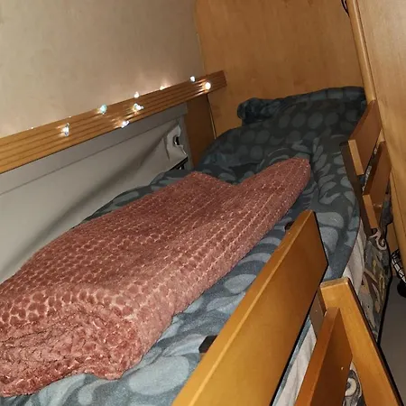 Wohnwagen Mit Feststehendem Vorzelt * 费马恩
