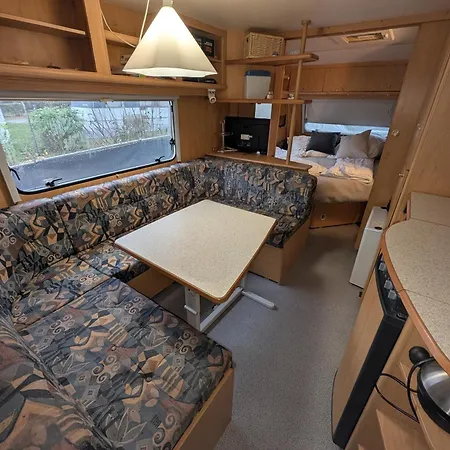 Campingplatz Wohnwagen Mit Feststehendem Vorzelt *