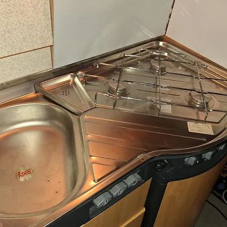 Wohnwagen Mit Feststehendem Vorzelt