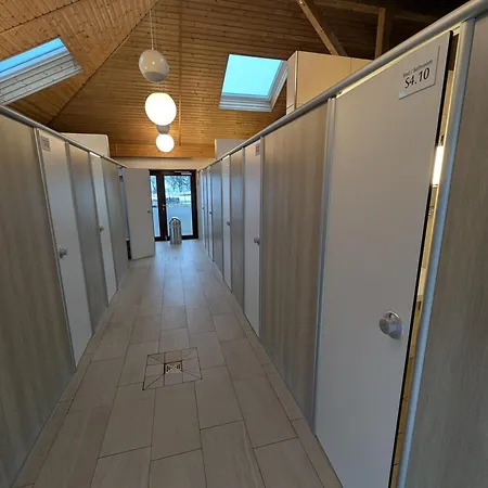 Wohnwagen Mit Feststehendem Vorzelt *