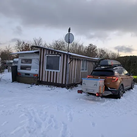 Wohnwagen Mit Feststehendem Vorzelt