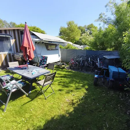 营地 Wohnwagen Mit Feststehendem Vorzelt