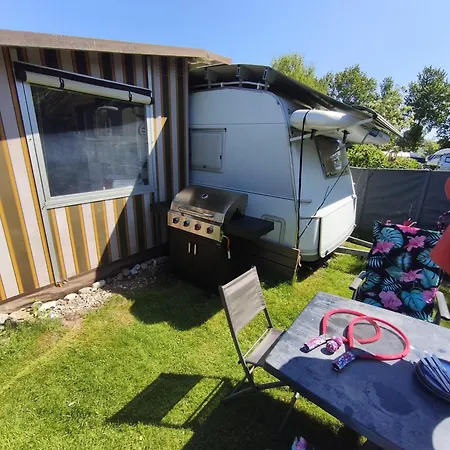 Wohnwagen Mit Feststehendem Vorzelt