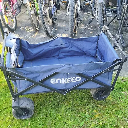 Wohnwagen Mit Feststehendem Vorzelt 费马恩