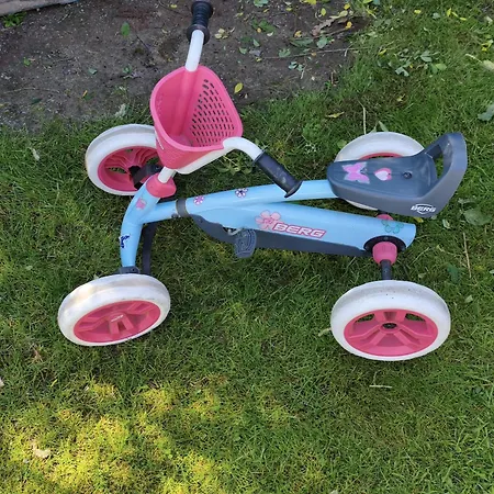 Wohnwagen Mit Feststehendem Vorzelt