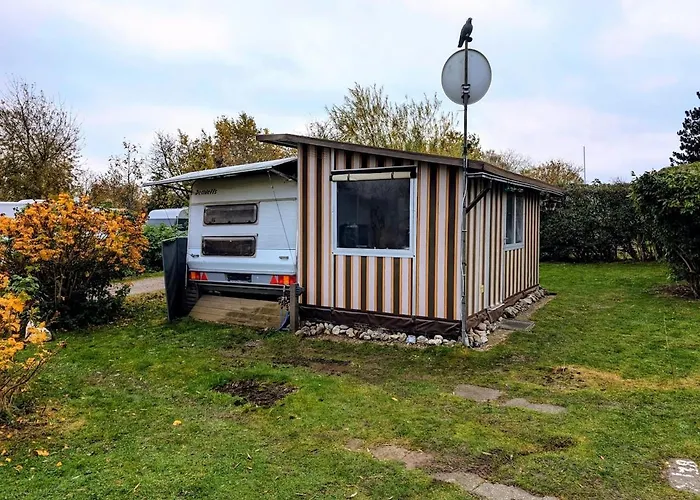 Wohnwagen Mit Feststehendem Vorzelt Fehmarn