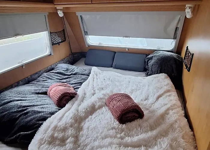 Wohnwagen Mit Feststehendem Vorzelt *