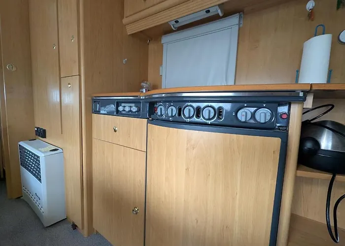 Wohnwagen Mit Feststehendem Vorzelt