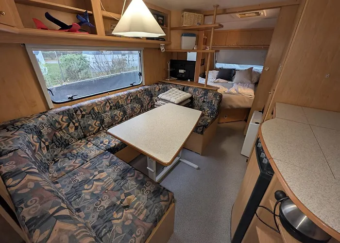 Wohnwagen Mit Feststehendem Vorzelt * Fehmarn