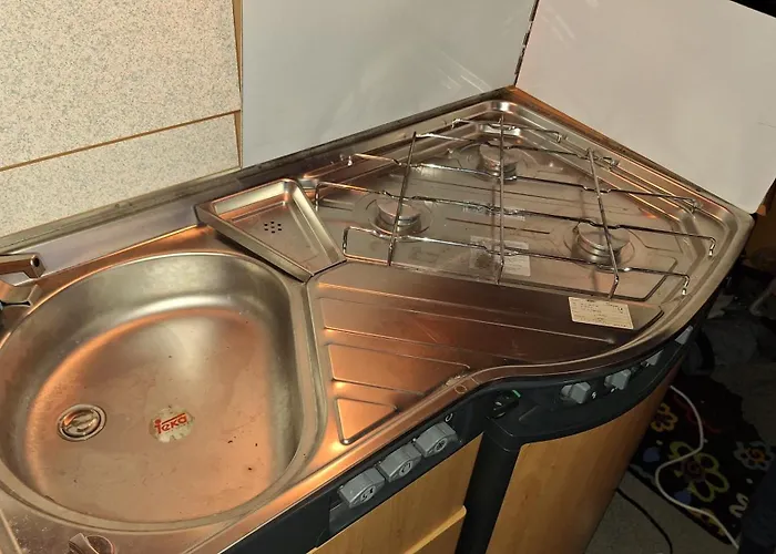 Wohnwagen Mit Feststehendem Vorzelt