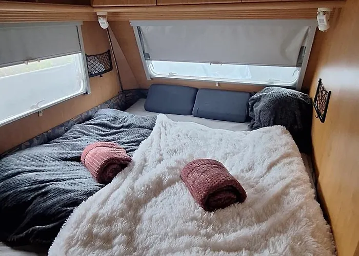 Wohnwagen Mit Feststehendem Vorzelt Fehmarn