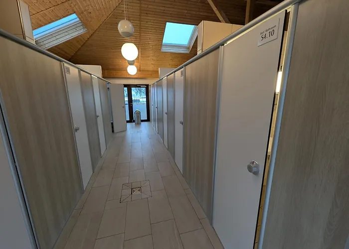 Wohnwagen Mit Feststehendem Vorzelt *