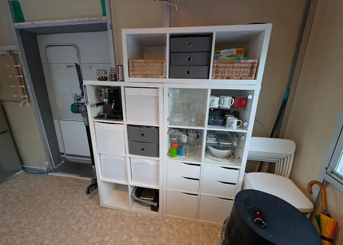 Wohnwagen Mit Feststehendem Vorzelt Campingplatz