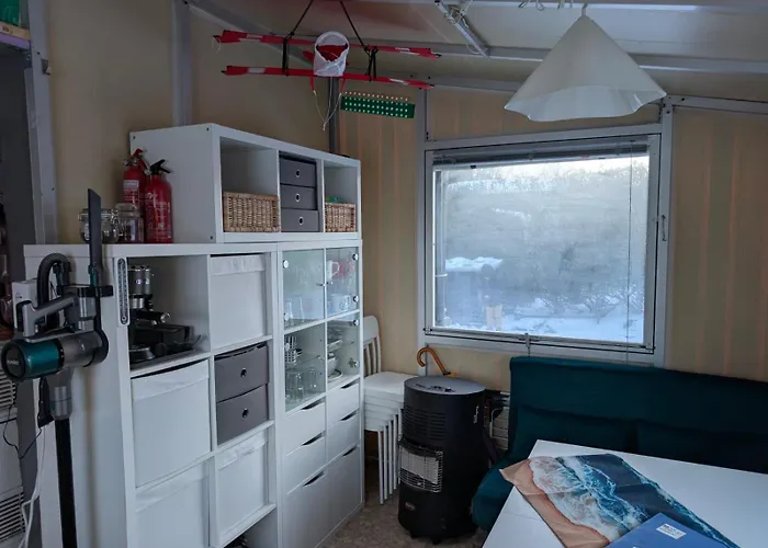 Wohnwagen Mit Feststehendem Vorzelt * Fehmarn