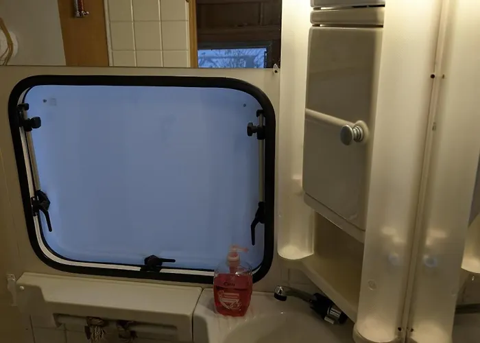 Wohnwagen Mit Feststehendem Vorzelt Campingplatz Fehmarn