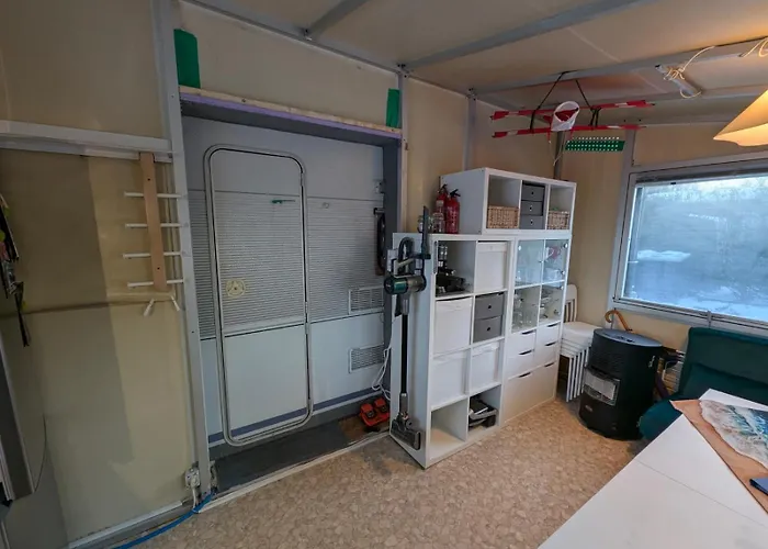 Wohnwagen Mit Feststehendem Vorzelt *