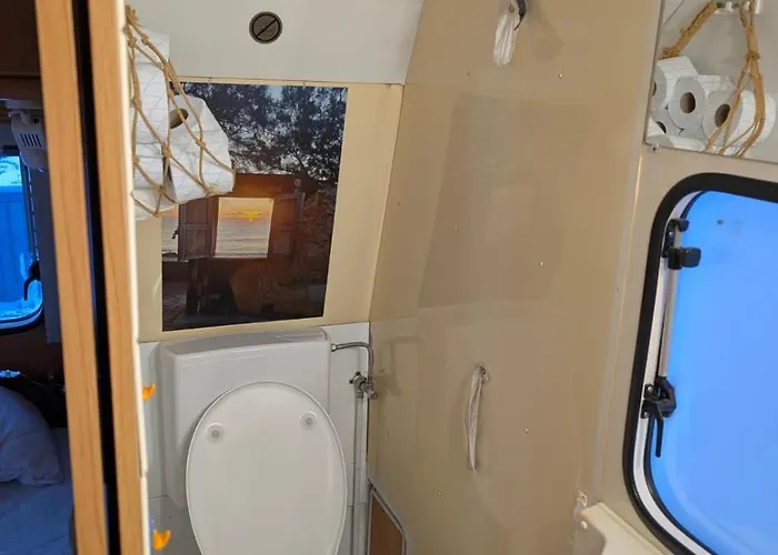 Campingplatz Wohnwagen Mit Feststehendem Vorzelt