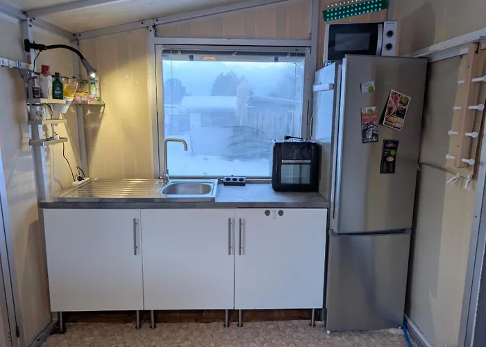 Wohnwagen Mit Feststehendem Vorzelt Campingplatz