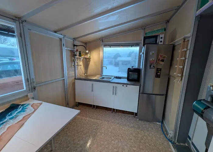 Wohnwagen Mit Feststehendem Vorzelt * Fehmarn