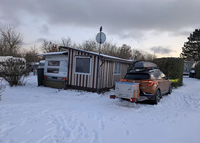 Wohnwagen Mit Feststehendem Vorzelt